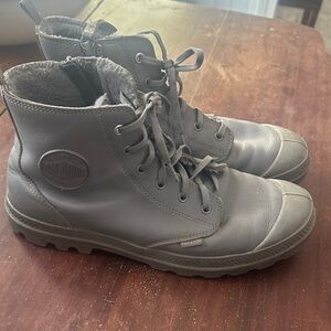 Palladium women’s grey leather Lace-Up with inner side zipper Boots.